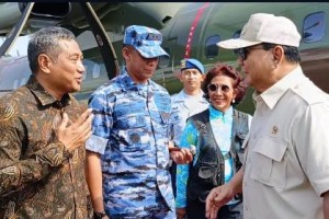 H Rokhmat Ardiyan bersama Prabowo dan Susi Pujiastiti berbincang hangat usai melepas penyu ke laut lepas di Pangandaran.